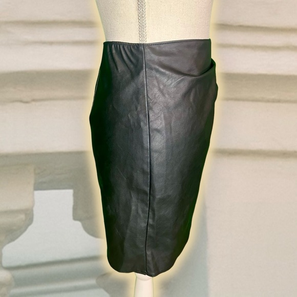 Abercrombie & Fitch Black Vegan Leather Pleated Side Tulip Hem Mini Skirt Sz XS - Picture 15 of 15